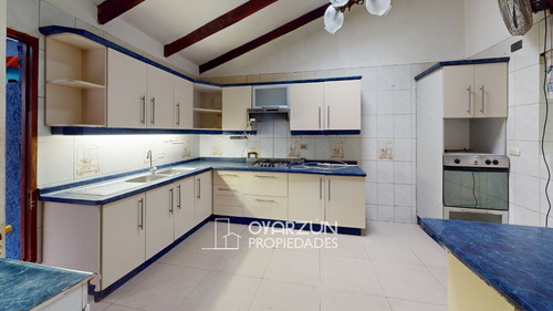 Casa De 5 Dormitorios 3 Baños 2 Pisos 3 Estac.