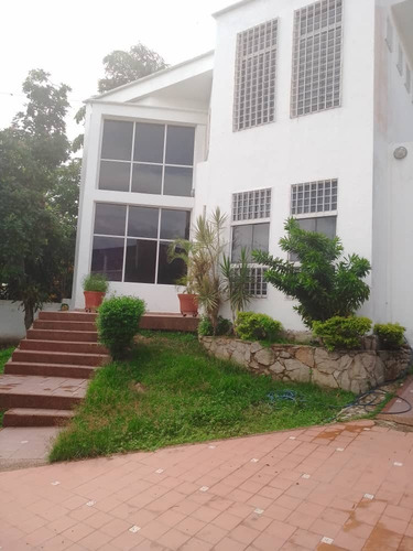 Imagen 8 de 21 de Rivero Bienes Raíces Vende Amplia Propiedad En La Urb El Piñal / 04124959888