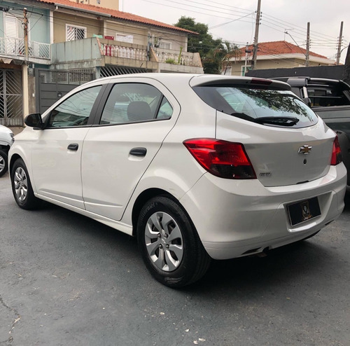 Imagem 6 de 7 de Chevrolet Onix