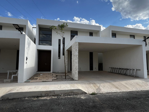 Casa En Venta Merida, Temozon Norte, 3 Hab, Cochera Y Piscina, Entrega Inmediata.