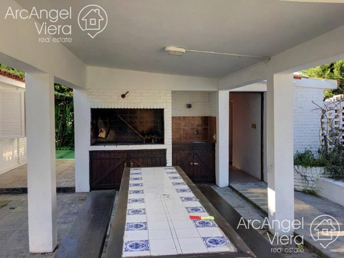 Casa Con Piscina Climatizada En Punta Del Este, Zona Shopping