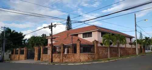 Casa De 5 Habitaciones Y 6 Baños.