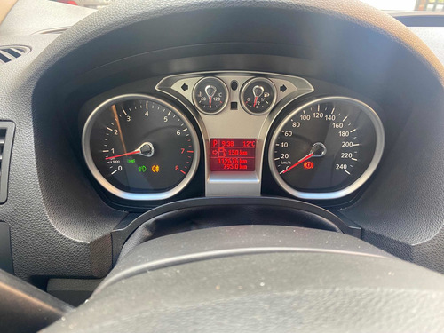 Imagen 8 de 15 de Ford Kuga 2.5 Titanium At 4x4 L (ku02) 2011