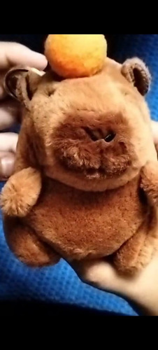 Llavero De Peluche Capibara Cola Giratoria Cuerda Retractil Marrón