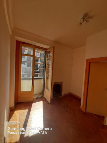 Imagen 5 de 14 de Jujuy Esq Hipòlito Irigoyen: Edificio Francés De Categoría. Todo Externo, Apto Profesional O Vivienda