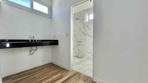 Casa En Naudir En Venta - A Estrenar - Lote Con Fondo Al Verde