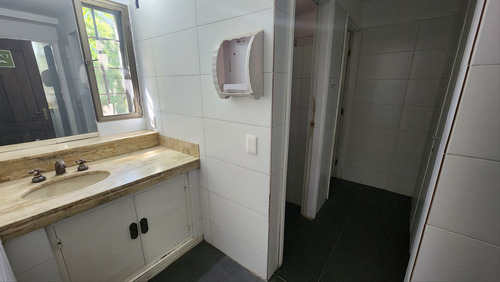 Casa Para Oficinas En Carrasco. Amplio Espacio Para Autos
