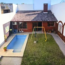 Comprar Villa Maipú Excelente Y Sólido Chalet 6 Amb. C\u002Fparque, Piscina, Quincho Y Cochera Para Varios Autos. Lote 8,66x26. Digno De Ver!