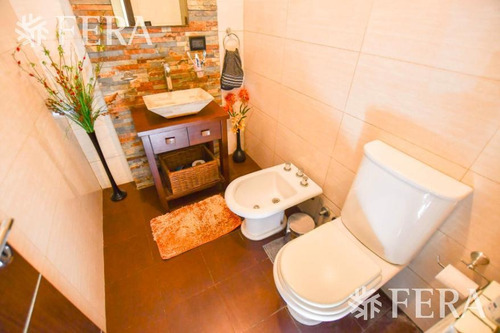 Imagen 10 de 24 de Venta De Casa De 4 Ambientes Con Galeria Con Parrilla Y Piscina En Fincas De Iraola Ii (28248)