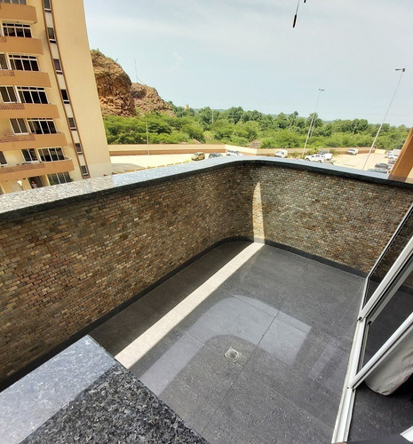 Imagen 8 de 13 de Moderno Apartamento En Alquiler En Lechería. Conj. Res. Costa Guaica
