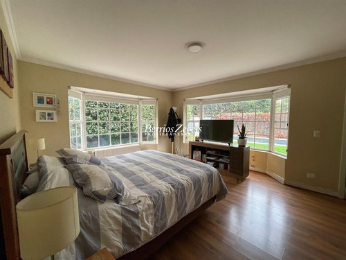 Casa En Venta De 5 Dorm. 4 Baños Más Servicio E Lo Barnechea