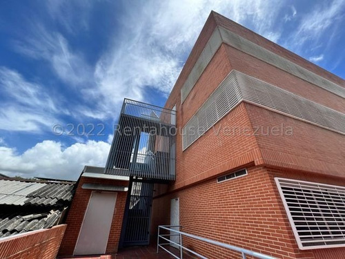 Imagen 3 de 30 de Venta De Estupendo Edificio En Prado De María / Gc 22-28408