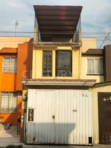 Casa De 2 Pisos En Venta, Coacalco De Berriozabal, Excelentes Condiciones.