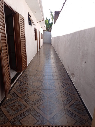 Casa Com 2 Quartos, 1 Banheiro, Garagem Coberta E Lavanderia