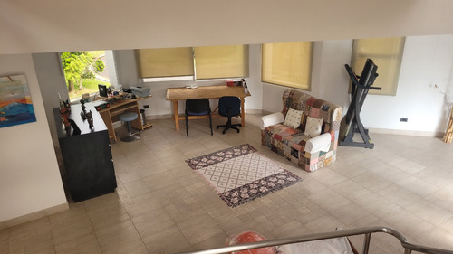 Saint Thomas Norte: Excelente Oportunidad Para Reacondicionar, Importante Casa De 691 M2, Sobre Dos Lotes, Total 2006 M2. Hoy Resulta Mucho Más Barato Comprar Y Adaptar Al Gusto Propio, Que Construir.