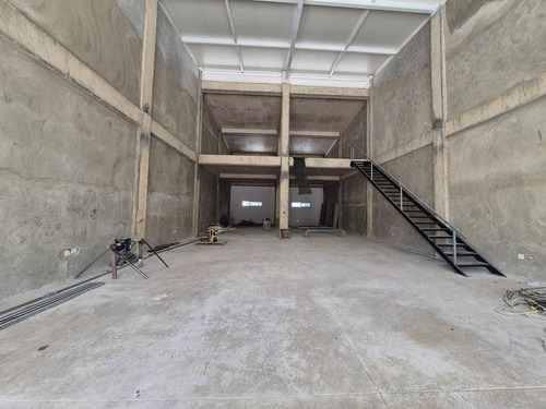 Nave Industrial En Alquiler En Bávaro, Punta Cana, Doble Altura