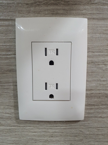 Imagen 1 de 2 de Toma Dúplex Blanco Con Proteccion Para Niños
