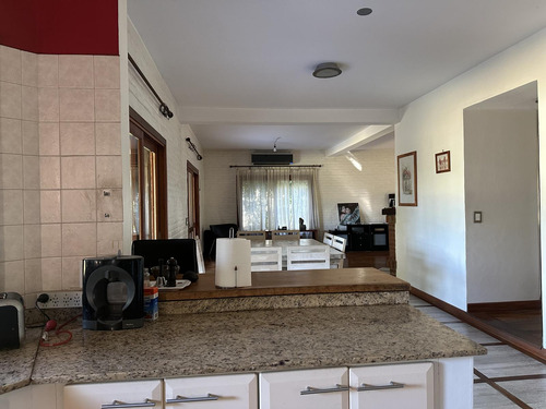 Casa En Venta Y Alquiler, Con 4 Cuartos Y Escritorio. Dependencia. Pileta. Apta Crédito.