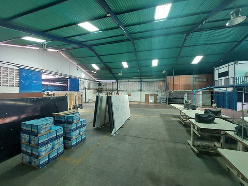 Venta De Galpón. Zona Industrial La Quizanda. Portón De Acceso En El Frente Del Galpón De 4 M. De Altura Con Santamaria. Mr.