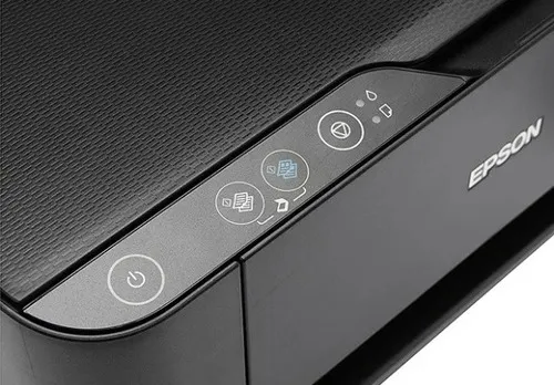 Uma impressora Epson Ecotank L3250 sendo desembrulhada e configurada em uma mesa com cabos e frascos de tinta próximos.