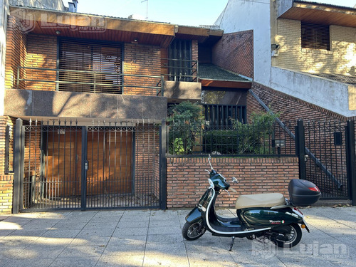 Venta Casa En Liniers 4 Ambs Con Garaje 3 Autos Y Parque