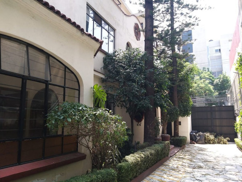 Imagen 1 de 14 de Casa Para Oficinas En Venta / Adolfo Prieto