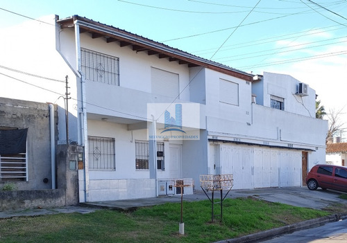 Ph Tipo Casa De 3 Ambientes En Primer Piso Al Frente Con Balcon Y Cochera Cubierta. 91m2. Llavallol.