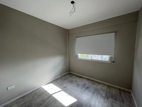 Departamento De Tres Ambientes En Venta En Sarandi