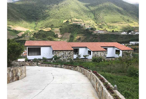 Se Vende Townhouse De 238 M² En Timotes, Mérida.