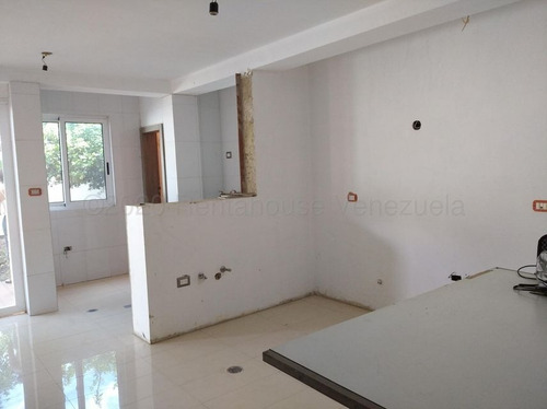 Townhouse En Venta En La Cooperativa Maracay Aragua 23-4820 Irrr