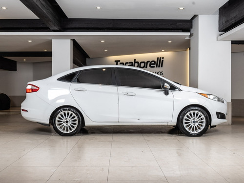Imagen 8 de 16 de Ford Fiesta Kinetic Design 2014 1.6 Sedan Titanium 120cv Tar
