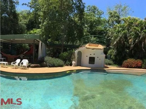 Encantador Lugar, Con Un Diseño Artístico(mls#238626)