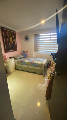 Apartamento Con Cómodos Espacios En Los Colores