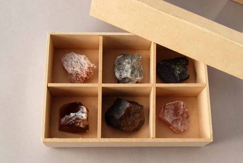 Imagen 3 de 3 de Colecciones En Madera: Caja De Fibrofacil Con 6 Minerales