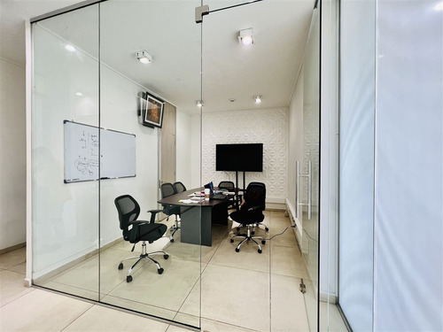 Oficina En Arriendo, Entrada Independiente En Las Condes