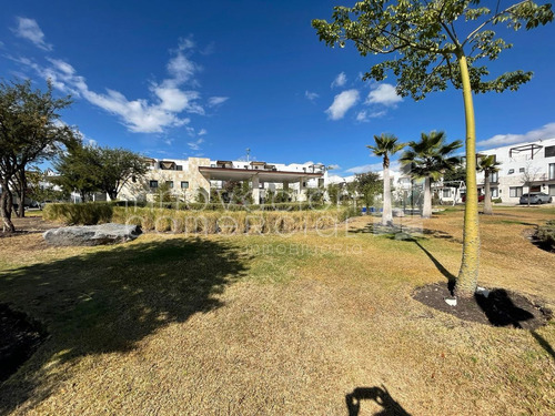 Casa En Venta De 4 Recámaras, En El Refugio, Torre De Piedra