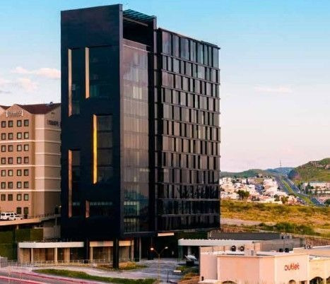 Oficina En Venta En Torre Azenzo, Con Acceso Al Balcón.