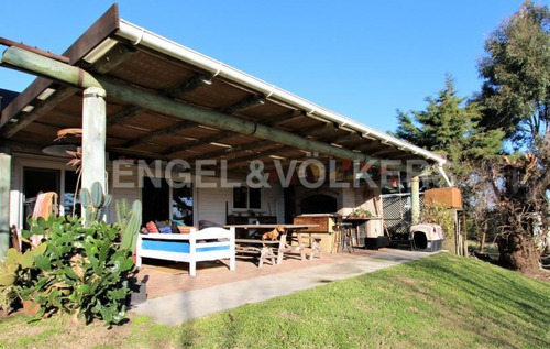 Encantadora Casa En Venta En Altos De La Tahona