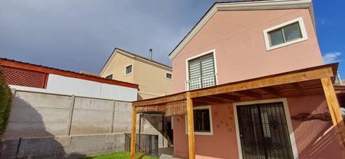 Casa En Barrio Residencial Con Jardín Terraza Techada