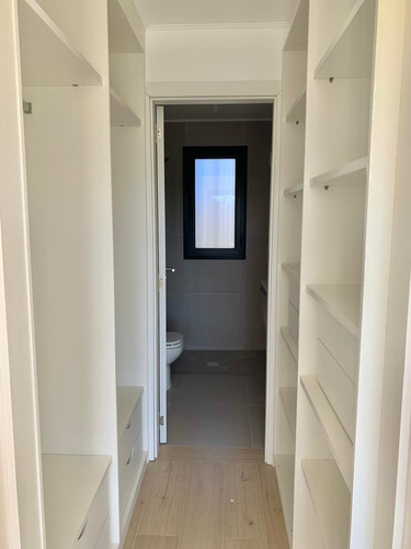 Imagen 9 de 16 de Casa A Estrenar En Barrio Privado. 3 Dorm + Escritorio. Fondo Con Vista Al Lago, Piscina Y Parrillero