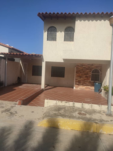 Alquiler Vacacional. Bello Townhouses. Los Robles. Pampatar.