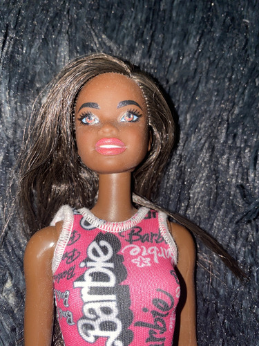 Muñeca Barbie Básica Afroamericana Seminueva (Usado)