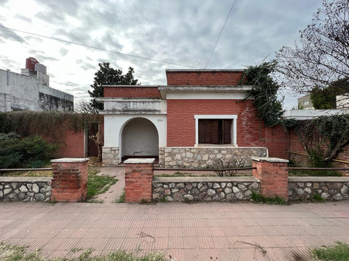 Casa En Venta Barrio Las Flores Con Gran Terreno.