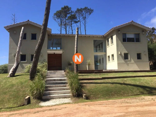 Venta Casa En Laguna Blanca, Manantiales 4 Dormitorios - Ref: 217025