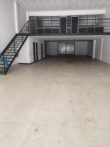 Imagen 4 de 5 de Excelente Local En Lote Propio. 300m2. Entrada De Vehículos. Oficinas. Impecable.