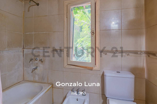 Venta De Casa En El Bosque Peralta Ramos En La Ciudad De Mar Del Plata.