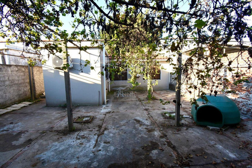 Casa En Venta En Peñarol (aparicio Saravia Esquina Lamartine) A 3 Cuadras De Av. Garzón.