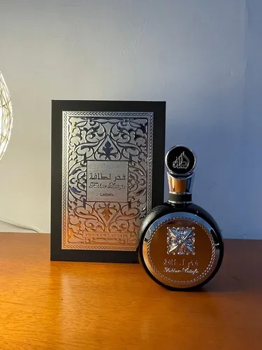 Perfume Árabe Fakhar Black Caixa e Frasco