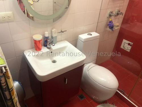 Hermosa Y Bella Casa De Niveles Con Detalles En Escayola, Estilo Moderno Con Cocina , Con Tope De Siliestone , Baños Modernos ,ubicada En Zona Tranquila, Conjunto Exclusivo Y Entablillado Con Patio, Z