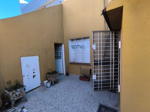 Casa De 3 Ambientes Con Local Y Gran Parque En Zapata Al 700, Banfield Oeste